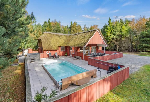 Stråtækt sommerhus med spa og sauna