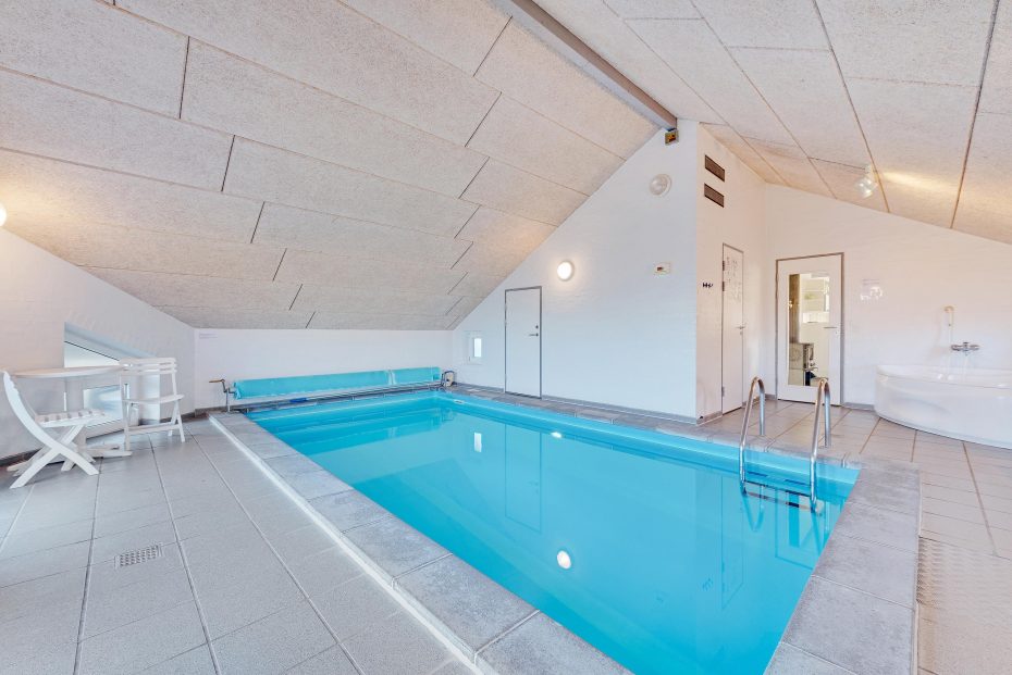 Et af vore flotte feriehuse med swimmingpool Beton spisebord