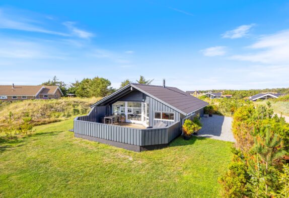 Hyggeligt 6-personers sommerhus med brændeovn, sauna og spa i Bjerregård