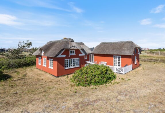 Hyggeligt, stråtækt sommerhus til 4 personer i Bjerregård