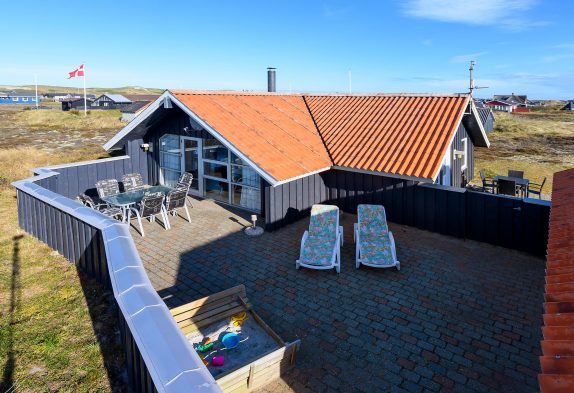Sommerhus i Bjerregård med stor lukket terrasse
