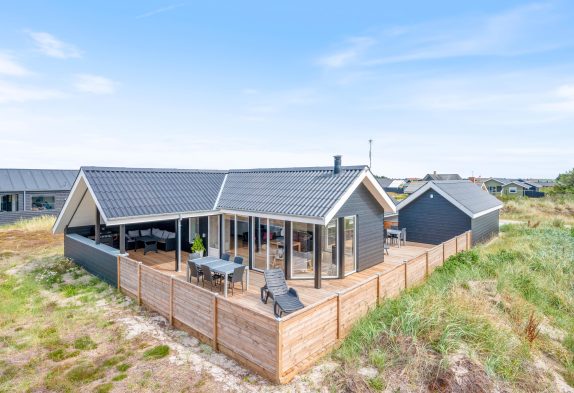 Sommerhus med dejlig terrasse og varmepumpe/aircondition i Bjerregaard
