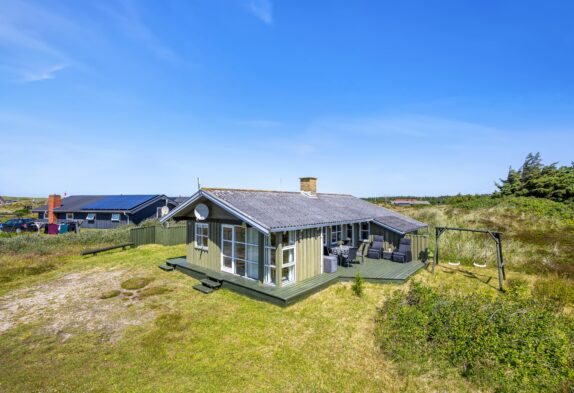 Charmerende sommerhus med brændeovn og dejlig terrasse