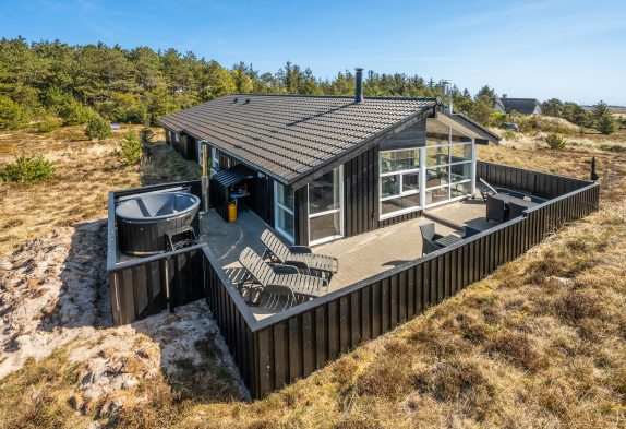 Skønt aktivitetshus i Bjerregård med vildmarksbad, spa og sauna