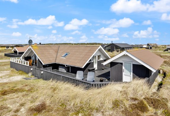 Strandnahes Ferienhaus mit Kamin in Bjerregård