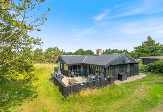 Hyggeligt sommerhus med træpilleovn i Bjerregård