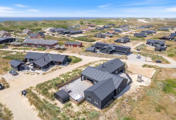 Rummeligt, strandnært sommerhus fra 2021 til 8 personer i Bjerregård