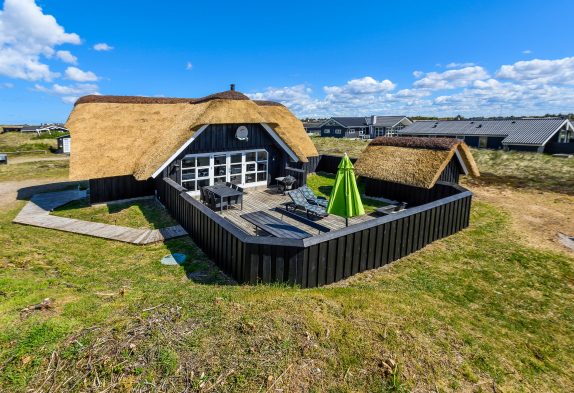 Hyggeligt stråtækt sommerhus med sauna og ladestik til el-bil