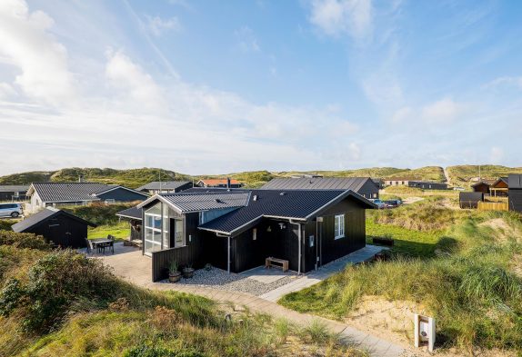 Indbydende, strandnært sommerhus i Bjerregård med sauna og spa