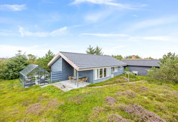 Hyggeligt sommerhus med spa til 6 personer i Bjerregård
