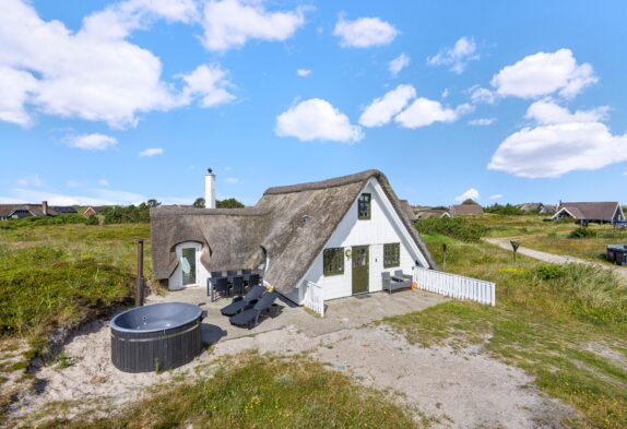 Lyst og charmerende stråtækt sommerhus med vildmarksbad