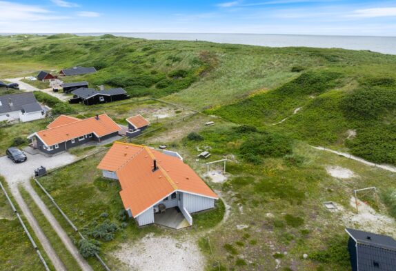 Klassisk og hyggeligt sommerhus i første klitrække