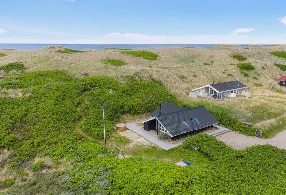 Hyggeligt Sommerhus Med Vildmarksbad Og 50 Meter Til Stranden