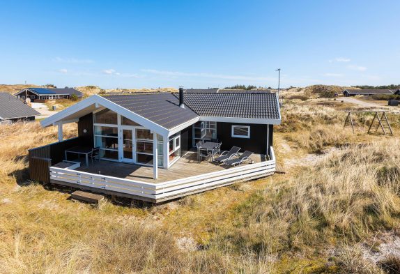 Sommerhus på naturgrund med god udsigt og skøn terrasse