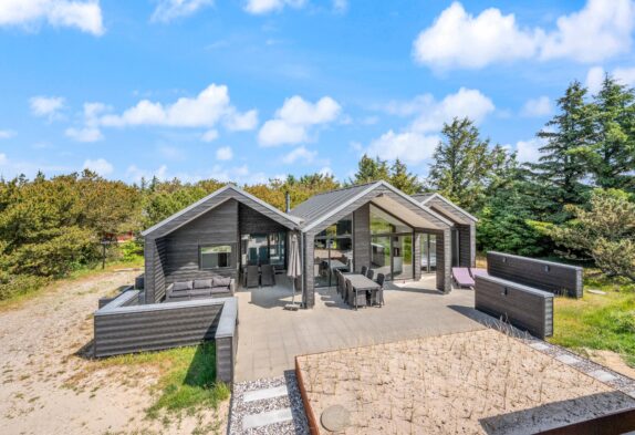 Nyt, moderne feriehus i Bjerregård med sauna