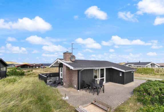 Dejligt sommerhus nær stranden i Bjerregård