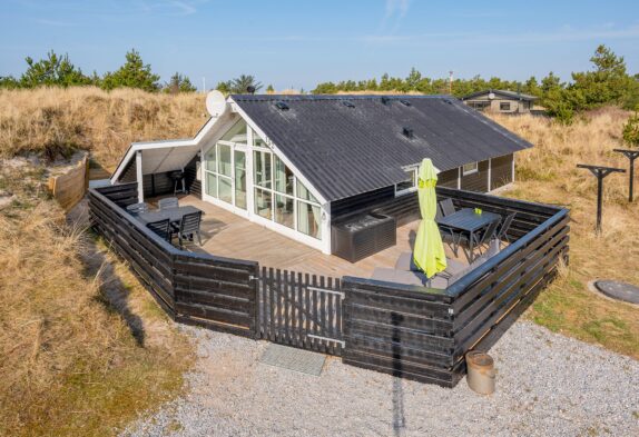 Hyggeligt feriehus med sauna, brændeovn og lukket terrasse