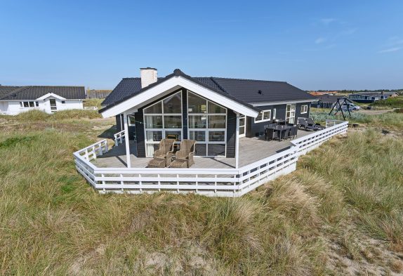 Moderne feriehus med spa, sauna og aktivitetsrum tæt på stranden