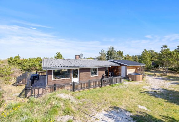 Familievenligt feriehus med vildmarksbad i Bjerregård