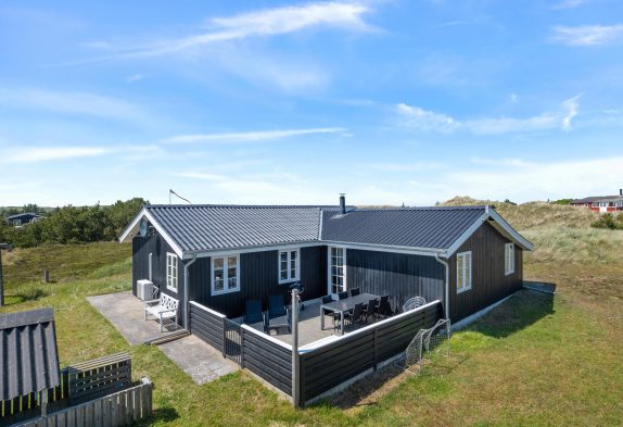 Hyggeligt 6-personers sommerhus med brændeovn i Bjerregård