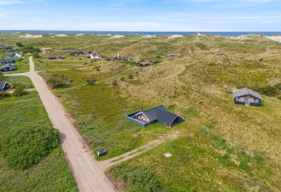 Velholdt feriehus med lukket terrasse i klitterne