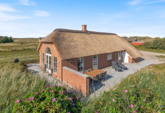 Strandnahes Ferienhaus mit Sauna und Whirlpool in Skodbjerge