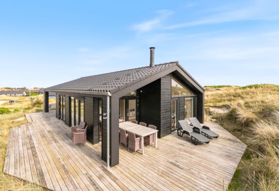 Lækkert feriehus med overdækket terrasse tæt på stranden