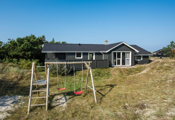 Fint sommerhus i Haurvig med skøn lukket terrasse