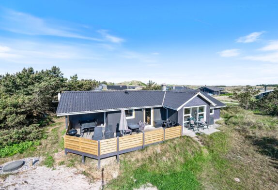 Fint sommerhus i Haurvig med skøn lukket terrasse