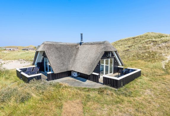 Firestjernet feriehus i Haurvig med sauna kun 125 meter fra havet