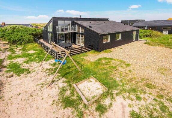 Lækkert 4-stjernet hus med skøn udsigt til fjorden, kun 250 m fra hav