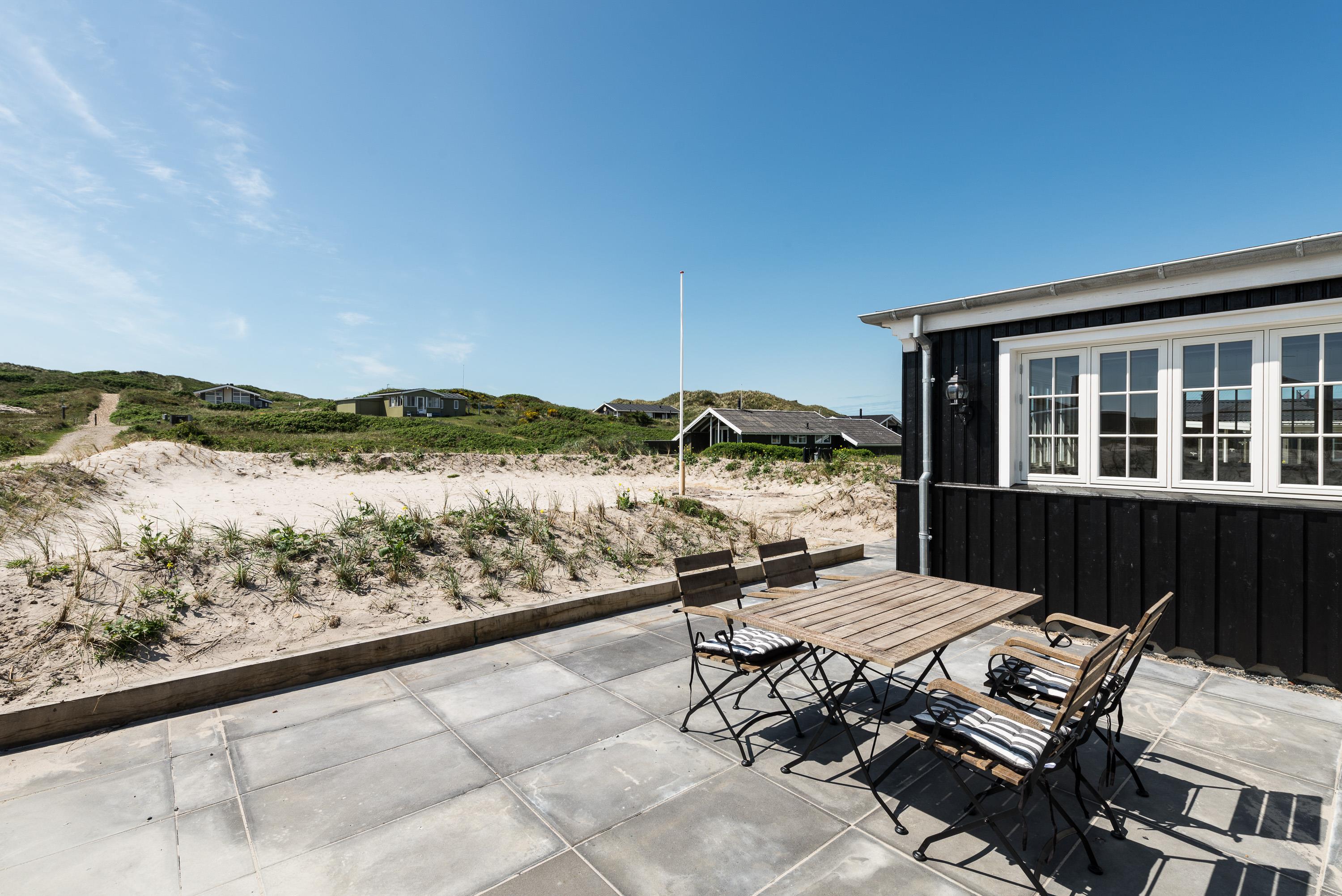 Hus med afskærmet terrasse nær strand & surfområder esmark ...
