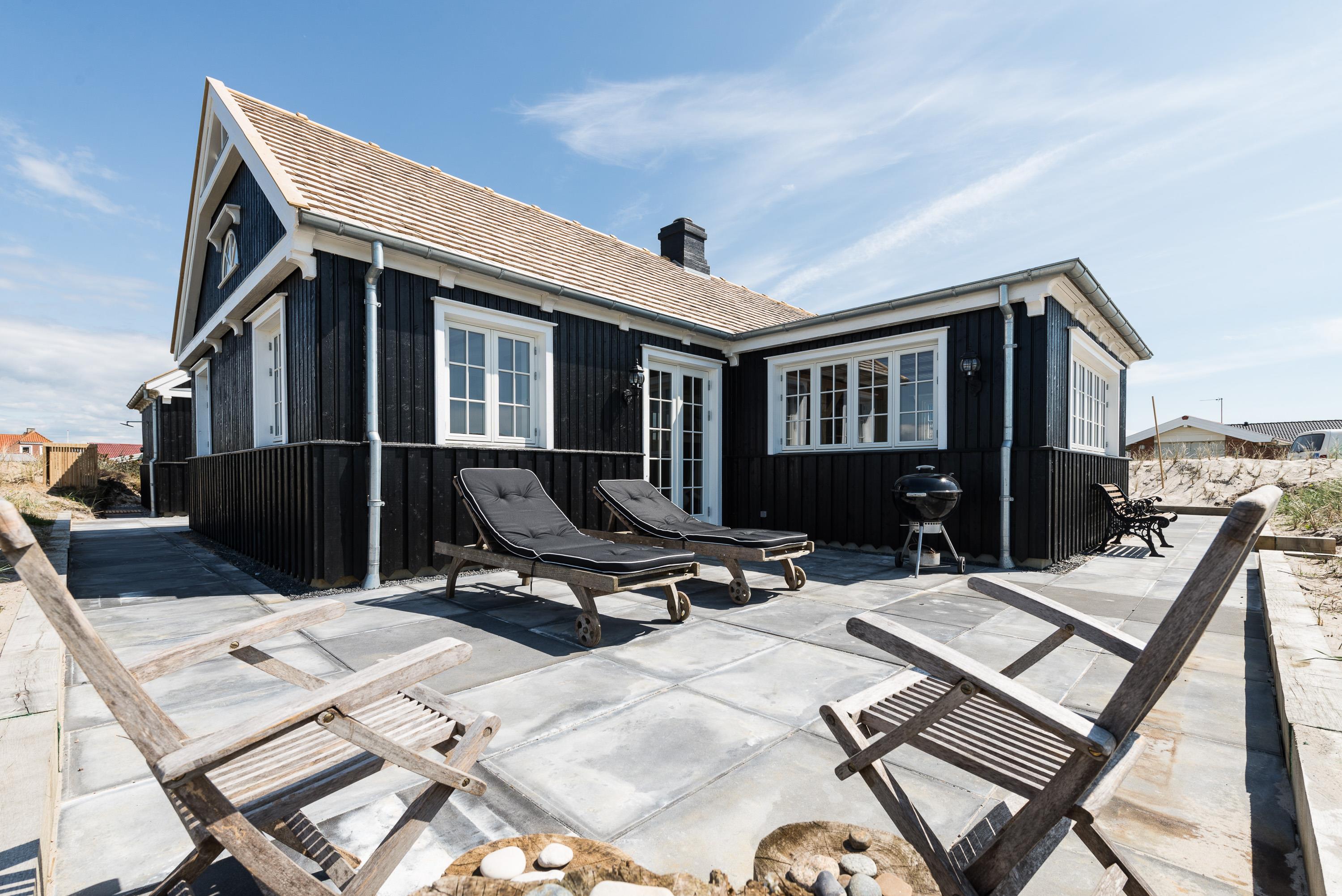 Hus med afskærmet terrasse nær strand & surfområder esmark ...