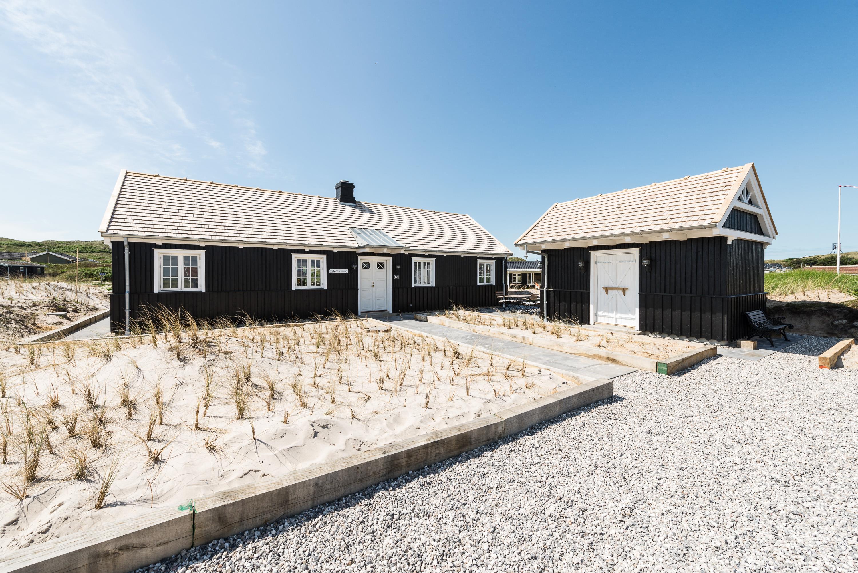 Hus med afskærmet terrasse nær strand & surfområder esmark ...
