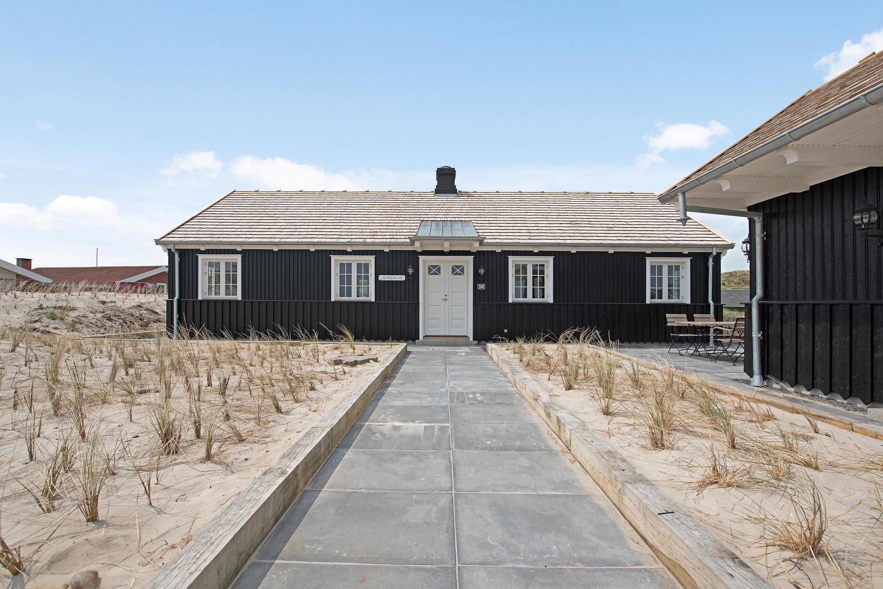 Hus med afskærmet terrasse nær strand & surfområder esmark ...