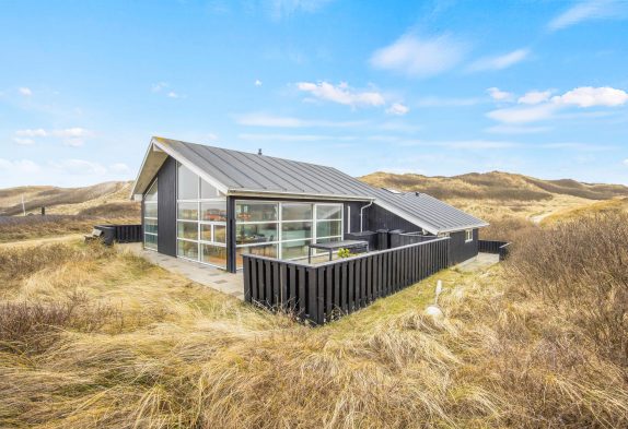 Moderne sommerhus med udsigt til fjorden og 50 meter til stranden