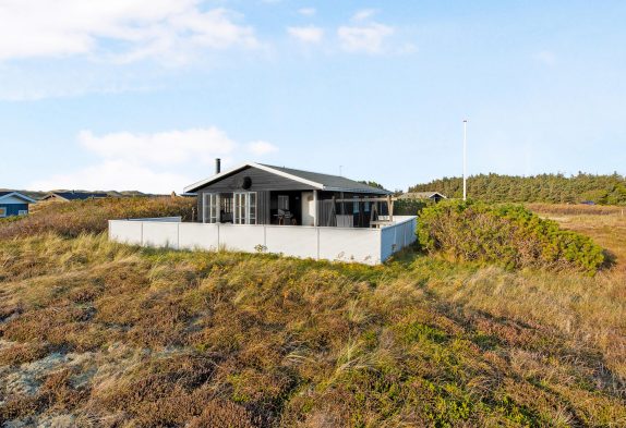 Lækkert feriehus i Årgab med badekar – kun 200 meter fra stranden