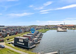 Moderne og lys husbåd med vidunderlig udsigt over fjorden. Kat. nr.:  F4577, Æ Gammel Havn 47 Båd 3;