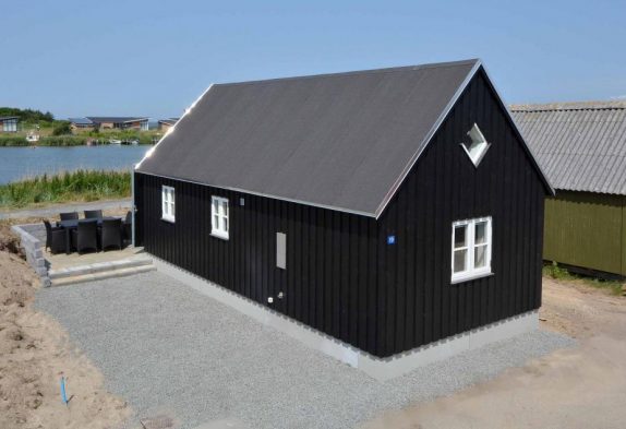 Moderne hytte med smuk udsigt til havn og fjord