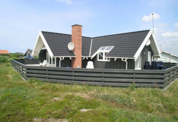 Skønt feriehus med lukket terrasse tæt på Lyngvig Fyr