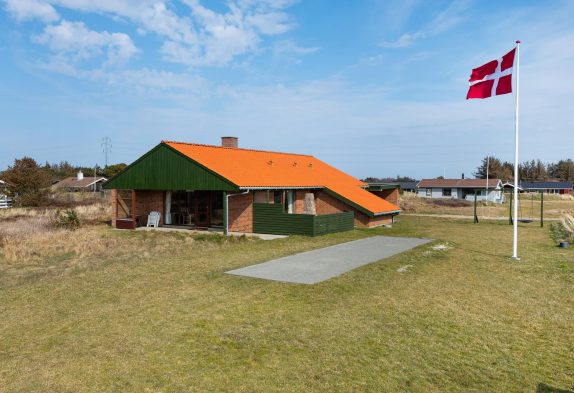 Hyggeligt sommerhus i Nr. Lyngvig med sauna, spa og gyngestativ