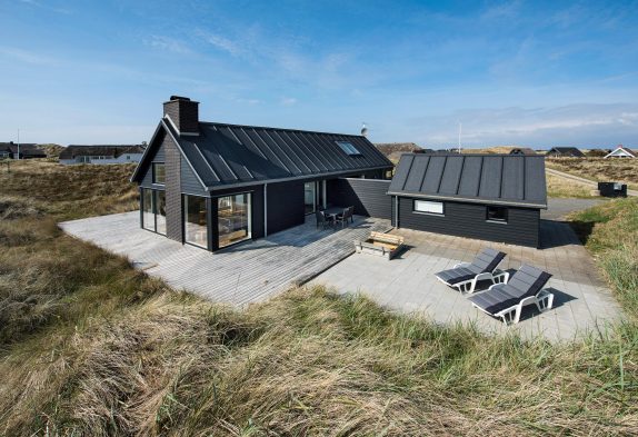 Strandnahes Ferienhaus mit windgeschützter Terrasse & Sauna