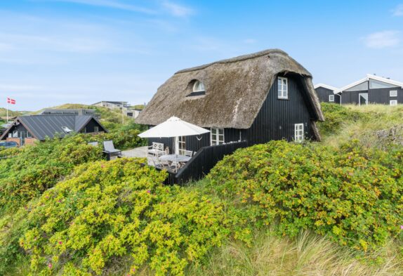 Reetgedecktes Ferienhaus nur 400 Metern zum Strand