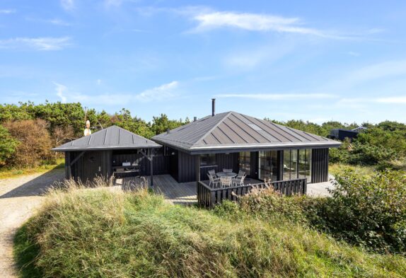 Stilvolles Ferienhaus mit Holzofen und überdachter Terrasse