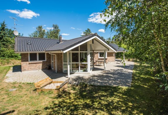 Indbydende feriehus med sauna og spa på stor, ugeneret naturgrund