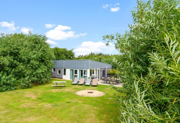 Hyggeligt sommerhus med ældre pool, sauna og vildmarksbad