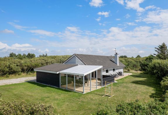 Renoveret sommerhus med spa, sauna og brændeovn