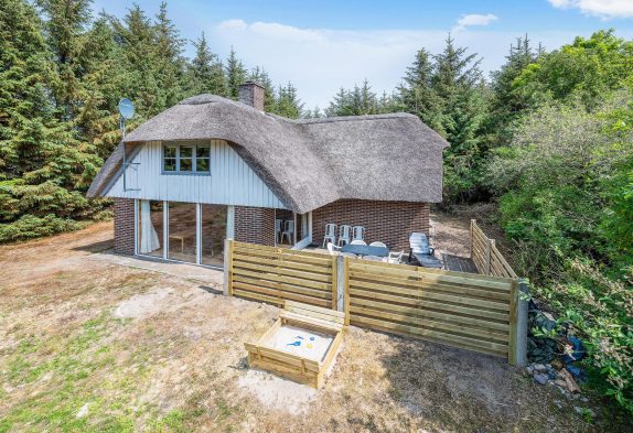 Hyggeligt, stråtækt feriehus med sauna på kæmpe naturgrund
