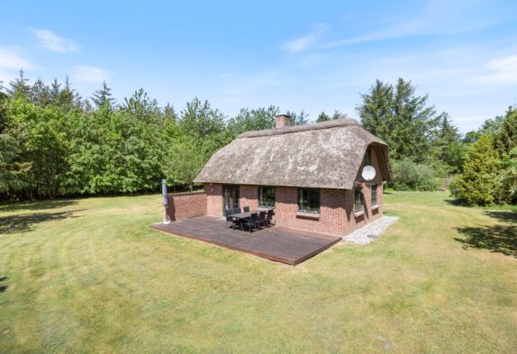 Stråtækt sommerhus med charme og sauna