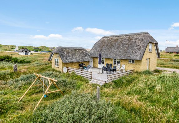 Stråtækt feriehus på Vedersø Klit med sauna og spabad